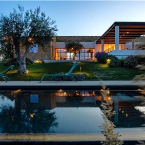 4 bedroom villa with pool near Noto, sleeps 8